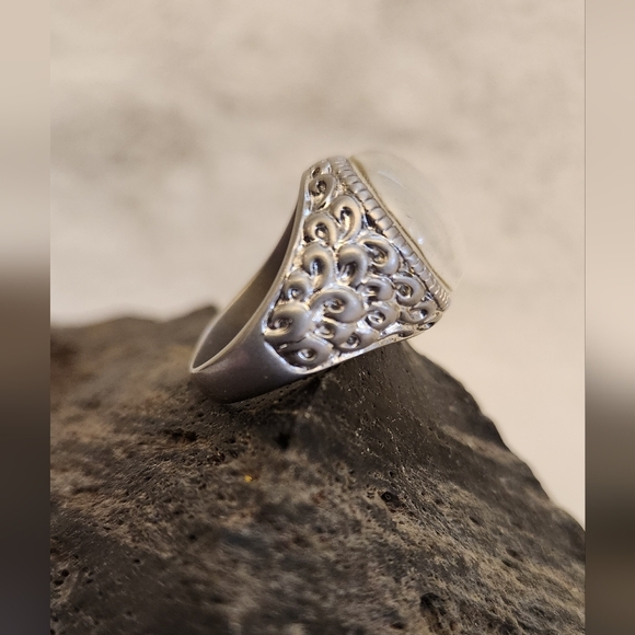 NWOT Lia Sophia "Alabaster" Silver and translucent Chrystal ring - Sz 10 - Picture 2 of 6